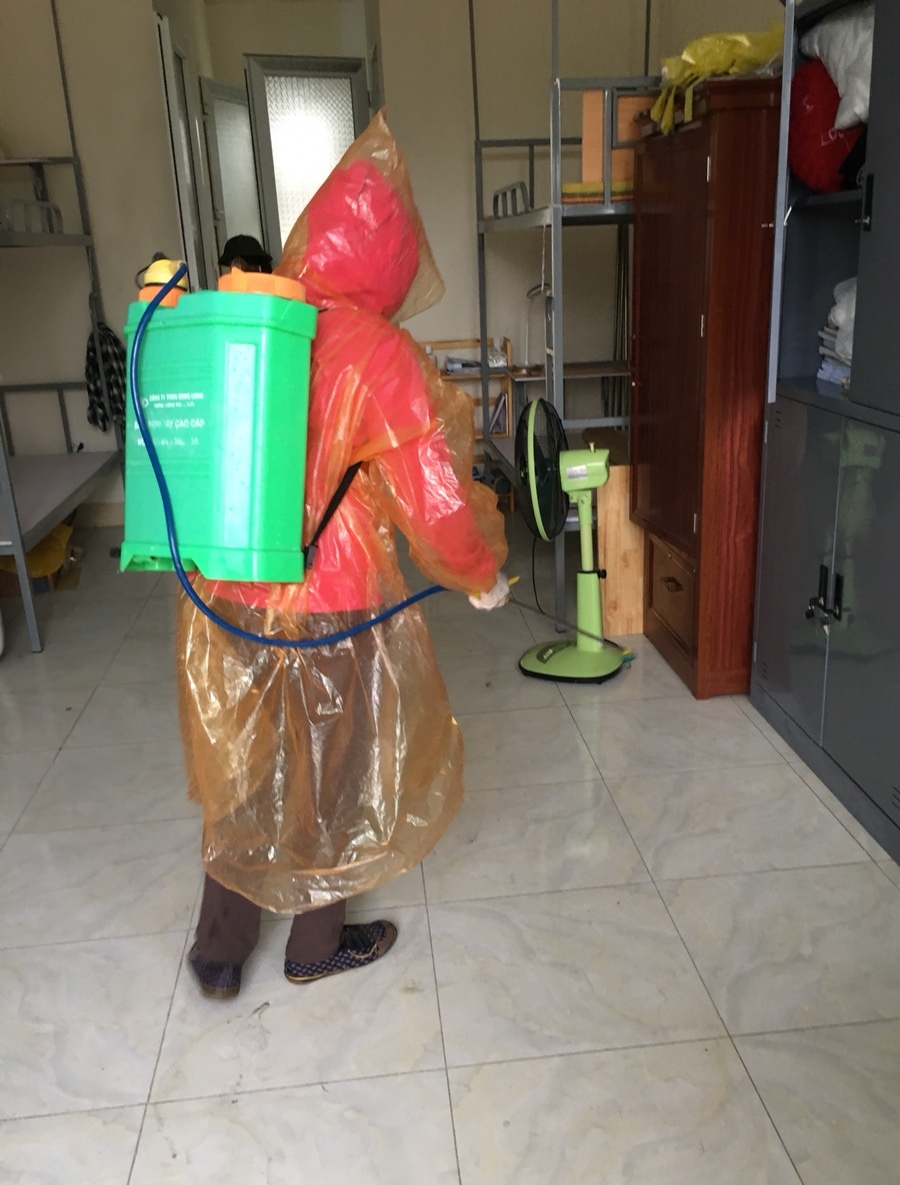 Phun thuốc khử khuẩn phòng ký túc xá